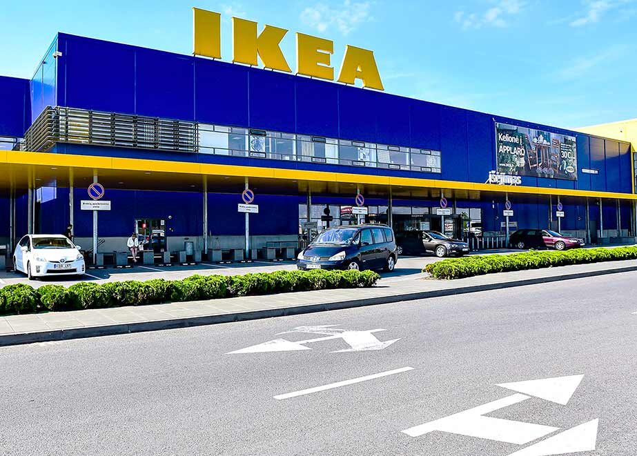 Gut gelegen, flächendeckend vorhanden: Statt in neue Online-Logistikzentren zu investieren, baut IKEA lieber seine vorhandenen Filialen in Online-Verteilzentren um. Foto: VytautasKielaitis/Shutterstock.com