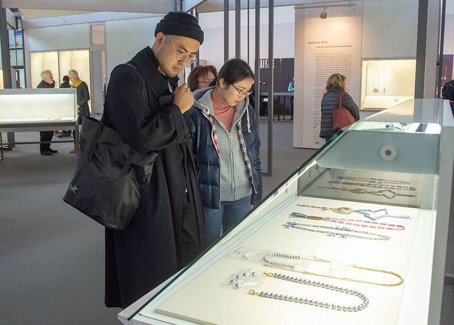 Moderner Alchimist: In diesem Jahr ist dem australischen Schmuckkünstler Robert Baines die Sonderausstellung „Klassiker der Moderne“ gewidmet.