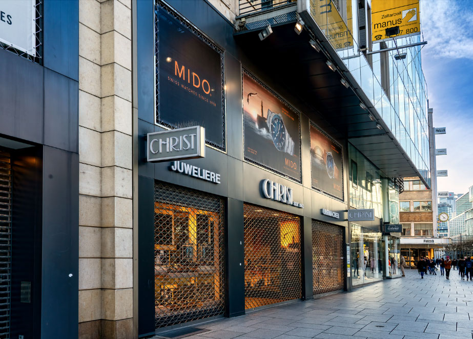 Einkaufsstraße in Frankfurt mit Filiale der Juwelierkette Christ. © Shutterstock