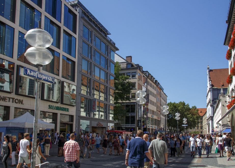 Einkaufsmeile Kaufingerstraße in München: Wenn das Erlebnis stimmt, kommen die Verbraucher gerne in die Innenstadt. © Shutterstock