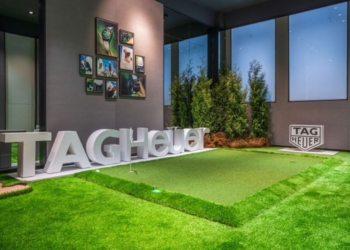 Grüner Golfrasen leuchtet in der Hamburger TAG Heuer Boutique. Hier kommen Golf-Fans ordentlich in Stimmung. © TAG Heuer