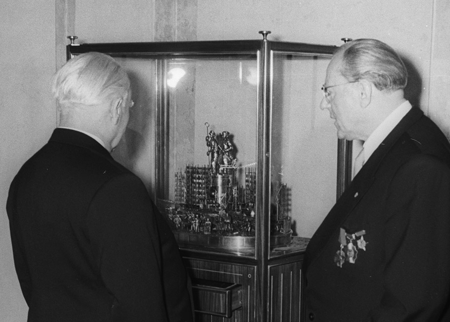 Die beiden SED-Größen Wilhelm Pieck (l.) und Otto Grotewohl bei der Präsentation der Kunstuhr 1956.