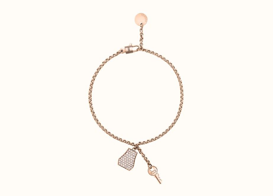 Hommage an eine Kult-Tasche: Lederhülle und Schlüssel der Kelly Bag lieferten die Vorlage für das Kelly Clochette-Armband aus 18karätigem Roségold und funkelnden Diamanten. © Hermès