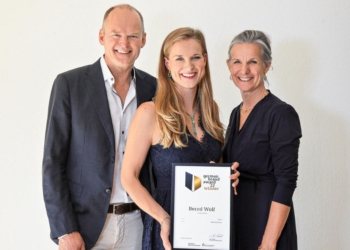 Zum siebten Mal in Folge zum Gewinner gekürt beim GERMAN BRAND AWARD für hochwertige Güter – im Bild: Bernd, Annalea und Yvonne Wolf ©BERND WOLF