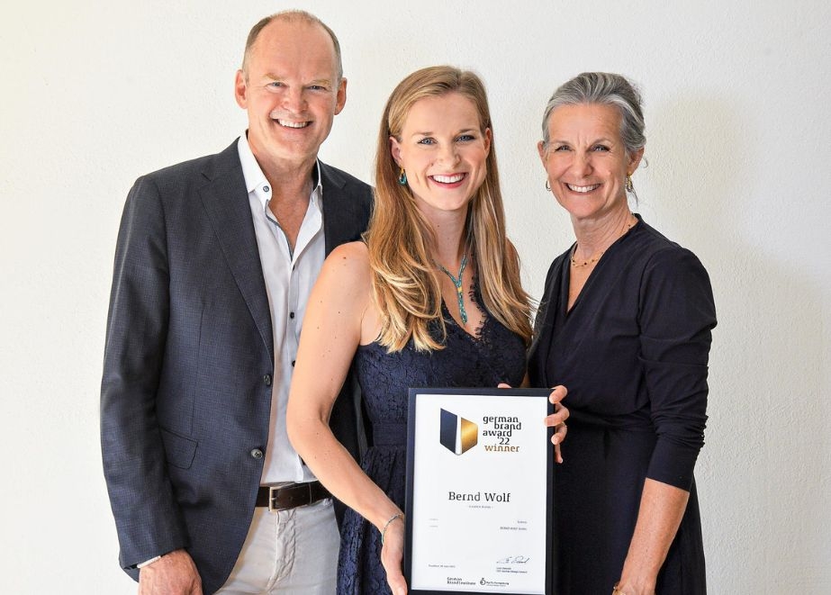 Zum siebten Mal in Folge zum Gewinner gekürt beim GERMAN BRAND AWARD für hochwertige Güter – im Bild: Bernd, Annalea und Yvonne Wolf ©BERND WOLF