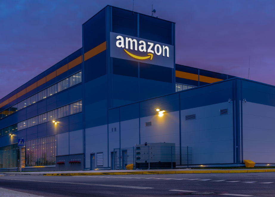 Auch der Online-Gigant Amazon zieht angesichts der wirtschaftlichen Situation Konsequenzen. © Shutterstock
