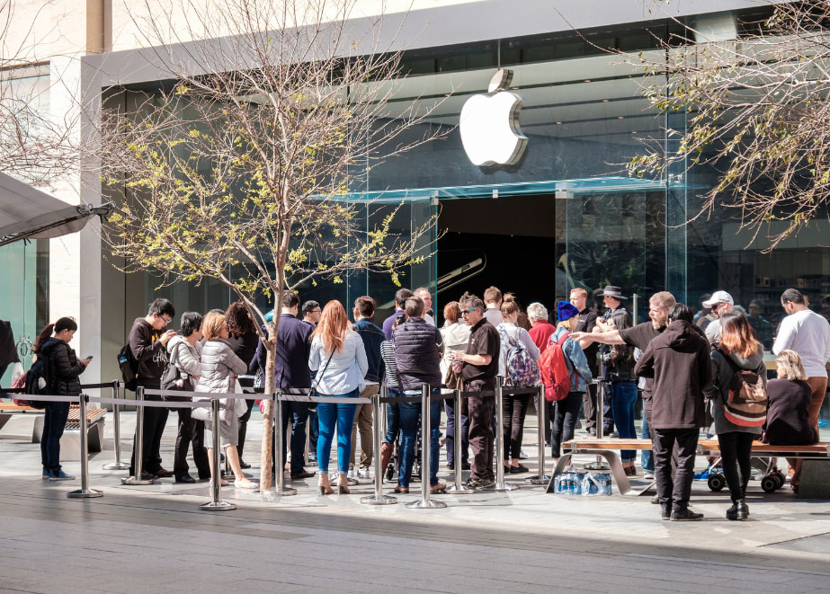 So kennt man es: Treue Kunden stehen immer wieder vor den Apple Stores Schlange, um möglichst schnell das neueste Produkt zu ergattern. © Shutterstock