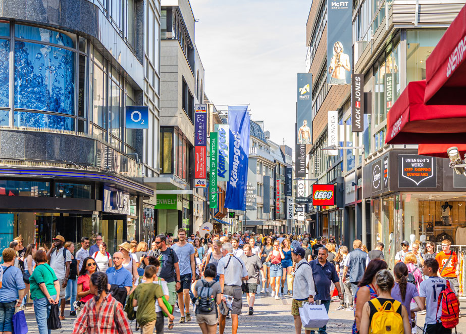 Einkaufsstraße in Köln. Die Einkaufsstraßen haben sich nach der Pandemie schneller erholt als die Shoppingcenter. © Shutterstock