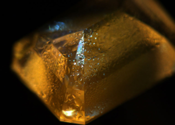 Labordiamanten leuchten im Dunkeln