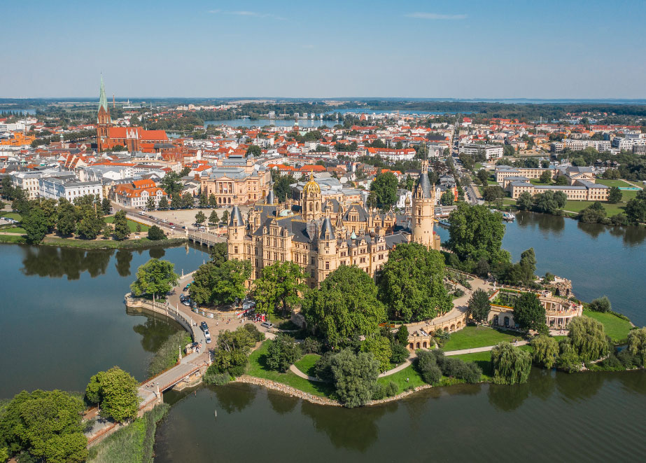 Schweriner Schloss: Die Touristen-Attraktion in Schwerin kommt auch den Einkaufslagen zugute. © Shutterstock