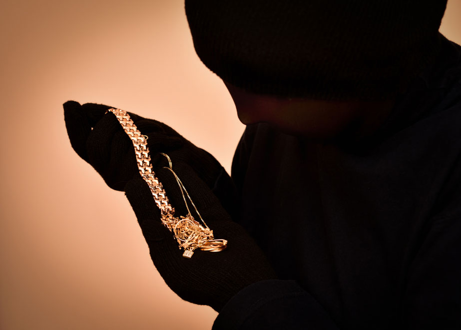 Schmuckdiebstahl (Symbolbild). In Zwickau erbeutete eine Frau Ware im Wert von etwa 3.000 Euro. © Shutterstock