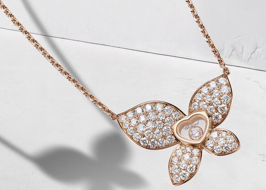 Kette Happy Butterfly aus ethischem Gold_c_Chopard Glänzen muss Diamantschmuck heute nicht mehr nur mit hoher Qualität und edlem Design, sondern auch in Sachen Nachhaltigkeit. © Chopard