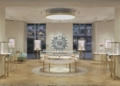 Die Vitrine im Zentrum des Verkaufsraums bildet die Bühne für die ikonischen Verlobungs- und Trauringe der Nobelmarke. © Tiffany & Co.