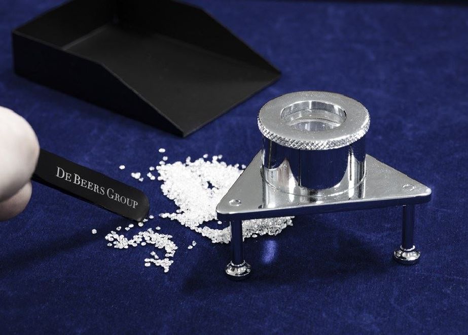 De Beers Diamantenprüfung_c_De Beers Group Der Prozess der Diamantenprüfung wird durch Hightech deutlich beschleunigt. © De Beers Group