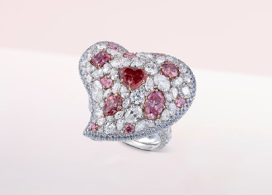 Der Argyle Romantica-Ring ist mit einem roten, mehreren pink- und rosafarbenen sowie blauen Diamanten mit insgesamt 3,42ct besetzt und hat laut Rio Tinto einen Wert von 6 Millionen australischen Dollar, umgerechnet rund 3,92 Millionen Euro. © Argyle Pink Diamonds