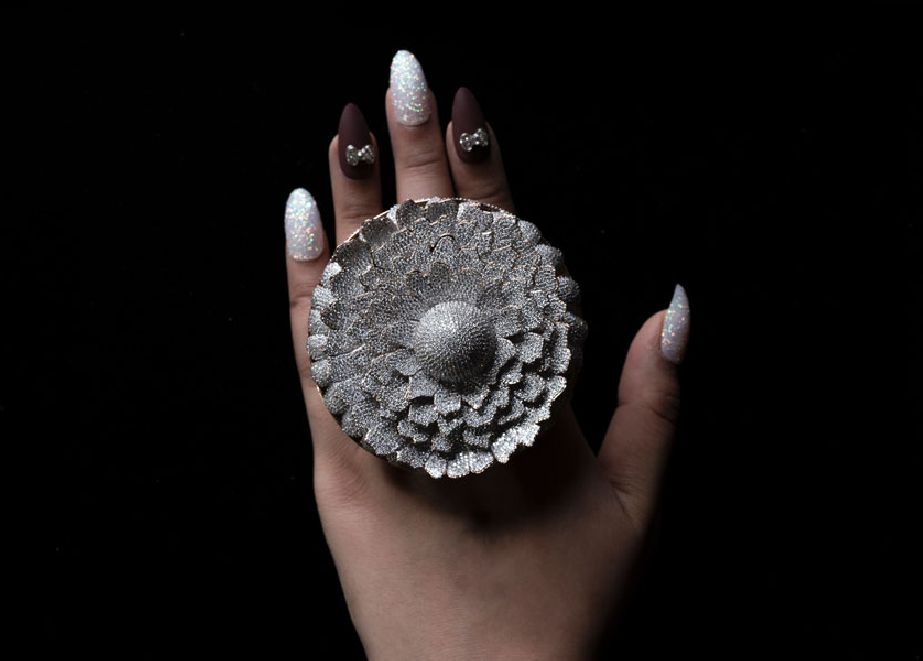 the marigold-ring_c_Renani Jewels The Marigold von Renani Jewels hielt von August 2020 bis Mai 2022 den Guiness-Weltrekord als Ring mit den meisten Diamanten. © Renani Jewels