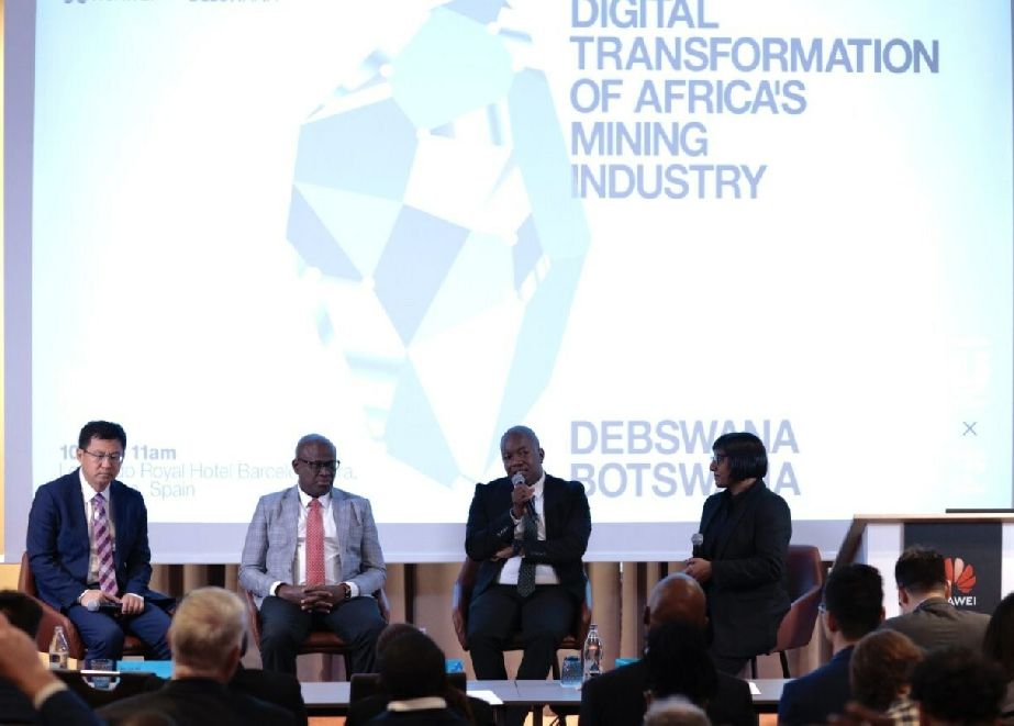 Xu Jun (Chief Technology Officer der Huawei Business-Unit Mining), Thulagano M. Segokgo (Minister für Kommunikation, Wissenschaft und Technologie von Botswana) (2.v.li.) und Molemisi Nelson Sechaba (Head of Information Management bei Debswana) bei der Präsentation des Projekts auf der MWC Barcelona 2023. © Huawei