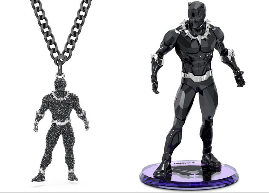 Einen glänzenden Auftritt hat Black Panther als Anhänger und Statue. © Swarvoski