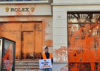 Klima-Aktivisten beschmieren Rolex-Boutique in Berlin