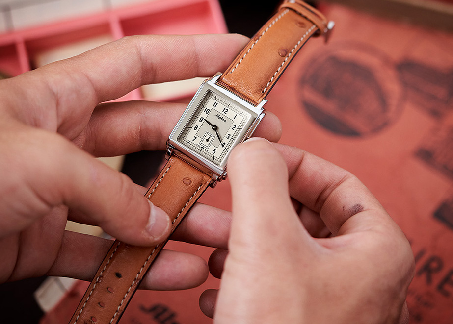 Handaufzug_Alpina_Alpiner_Heritage_Carrée_Mechanical_140_Years_FB