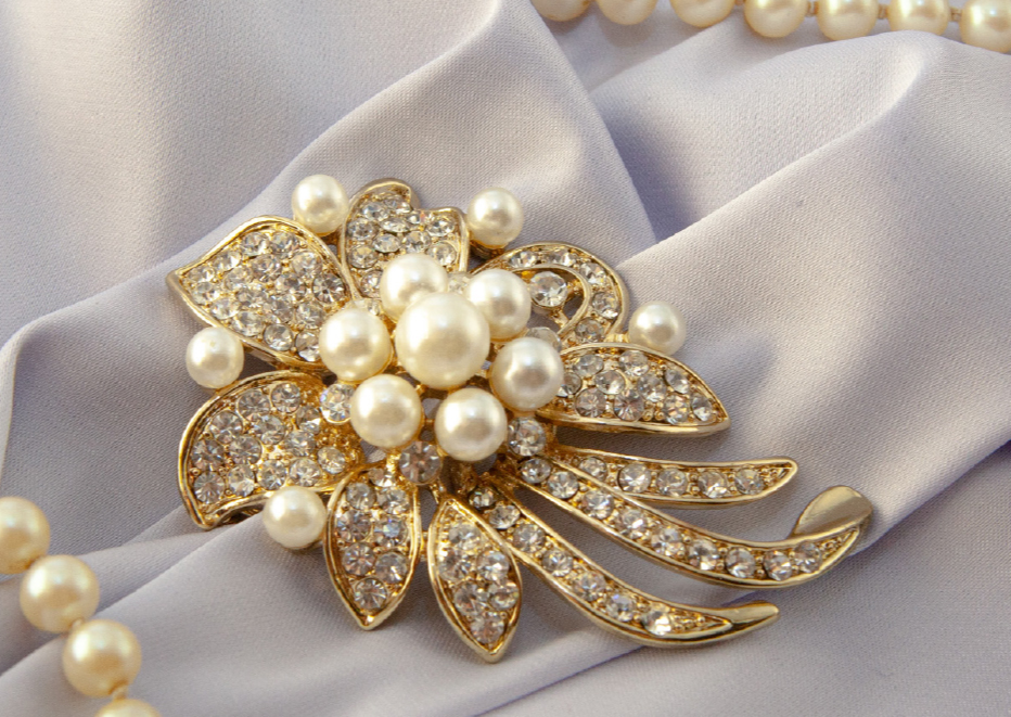 Leistbarer_Luxus_2023_Brosche_Vintage_Gold_Perlen Leistbarer_Luxus_2023_Brosche_Vintage_Gold_Perlen