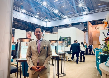 Geschäftsführer Chris Roy Rauschmayer am Messestand INHORGENTA 2024 © Blickpunkt Juwelier