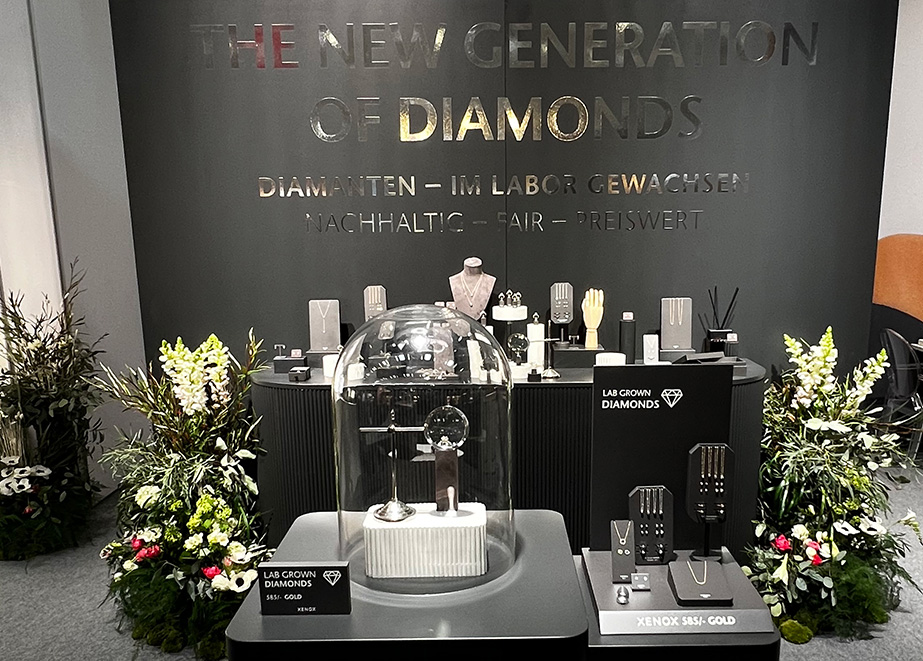 Xenox Lab Grown Diamonds auf der INHORGENTA 2024 – mit Lupe auf den Labordiamanten © Xenox
