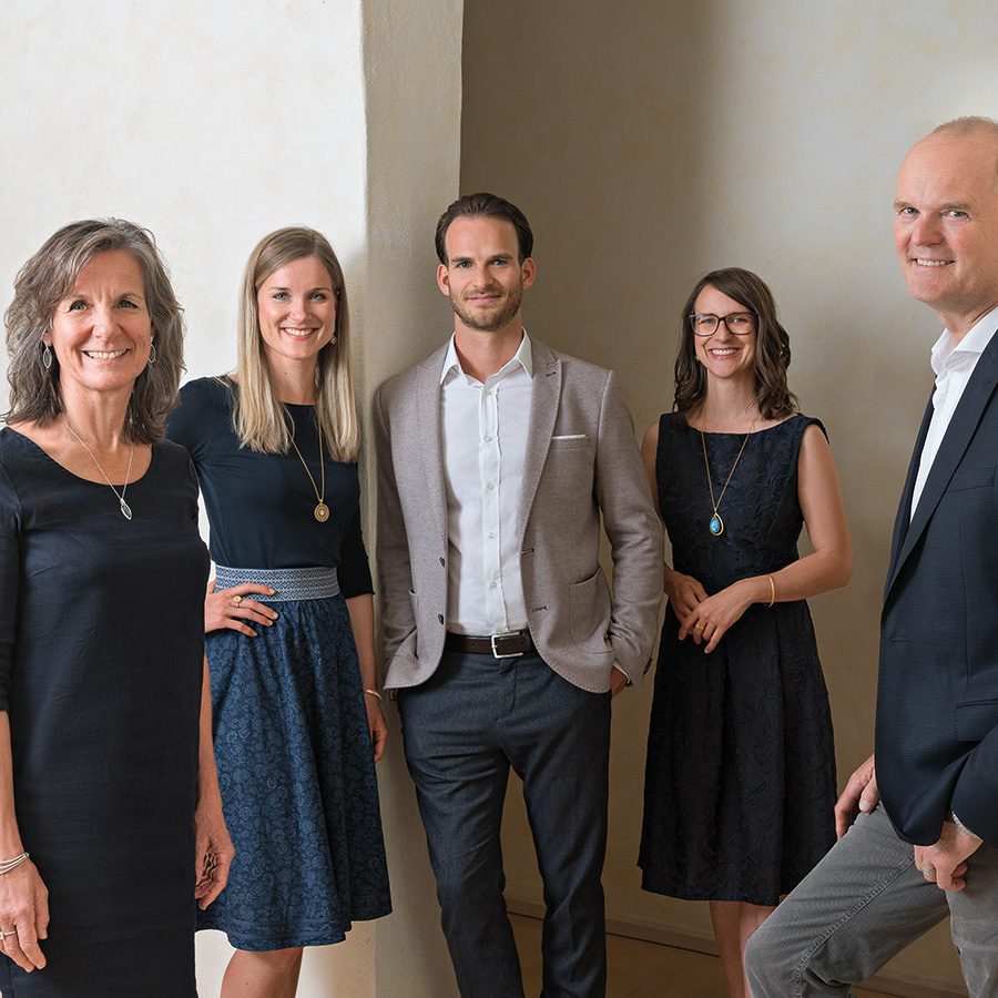 Yvonne Wolf (l)., Designerin Bernd Wolf – auch die Töchter Annalea und Miriam arbeiten im Familienunternehmen mit.