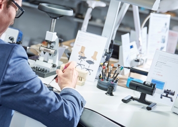 CEM_Uhrmachertisch_Goldschmiede_Arbeitsplatz_Werkbank_Arbeitsstühle_Lampen