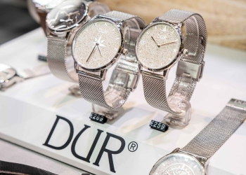 Strandsand-Optik: DUR präsentiert StrandZeit-Uhren mit neuen Urlaubs-Motiven