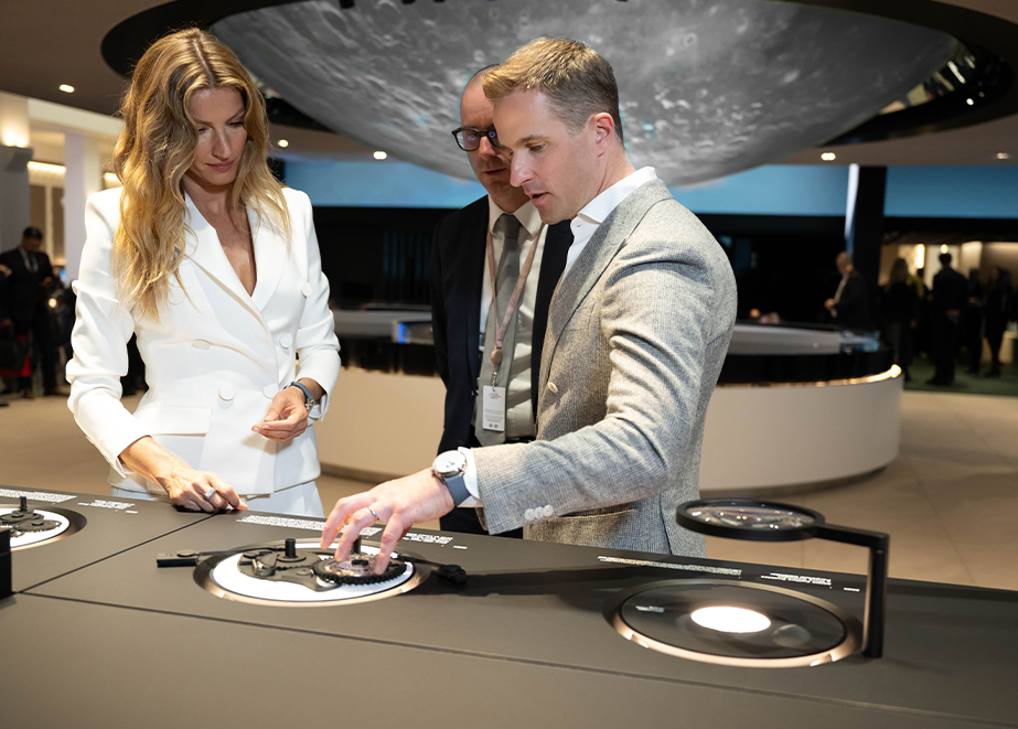 Gisele Bündchen und IWC Schaffhausen CEO Chris Grainger-Herr amIWC Schaffhausen-Messestand. (Foto von Harold Cunningham/Getty Images für IWC Schaffhausen)