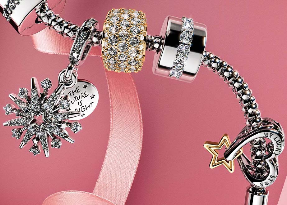 Charms von PANDORA sind gravierbar, Armbänder und Ringe werden damit zu persönlichen Erinnerungsstücken.