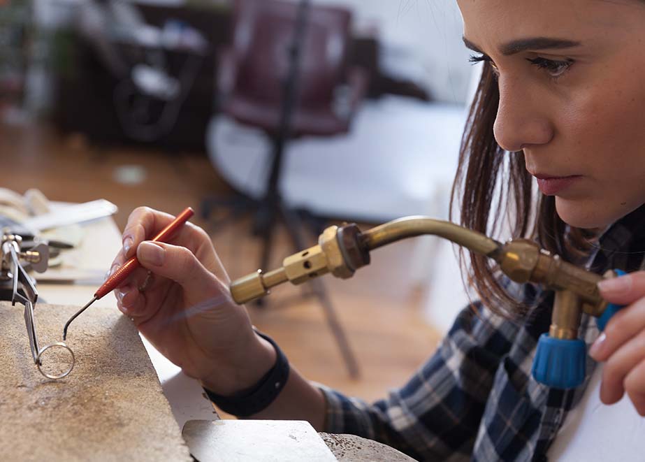 Um auch jüngere Generationen anzusprechen, könnten Workshops zur Schmuckherstellung angesetzt werden. © Shutterstock