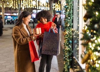 Durchschnittlich planen die Deutschen zu Weihnachten rund 297 Euro für Geschenke auszugeben. © Shutterstock