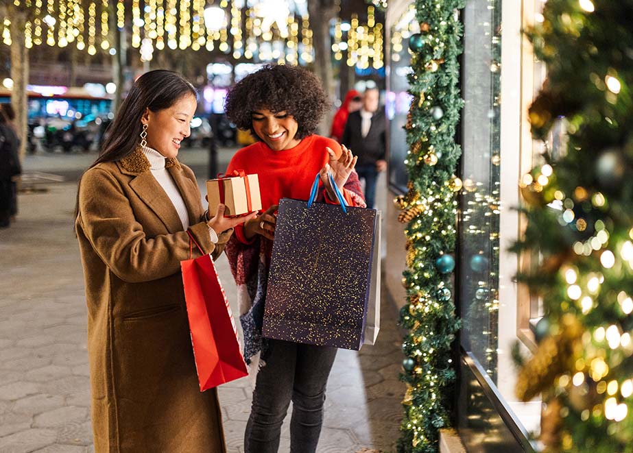 Durchschnittlich planen die Deutschen zu Weihnachten rund 297 Euro für Geschenke auszugeben. © Shutterstock