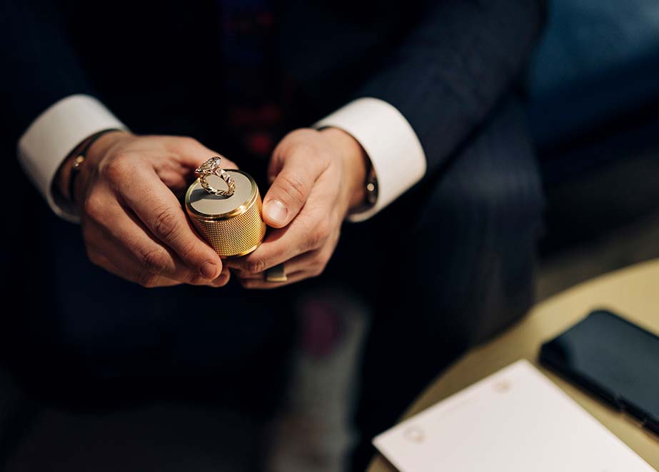 Know-how, Lager und Technologie unterscheidet eine Manufaktur wie Schaffrath vom traditionellen Juwelier. Liebe zu Detail und Schmuck inklusive!