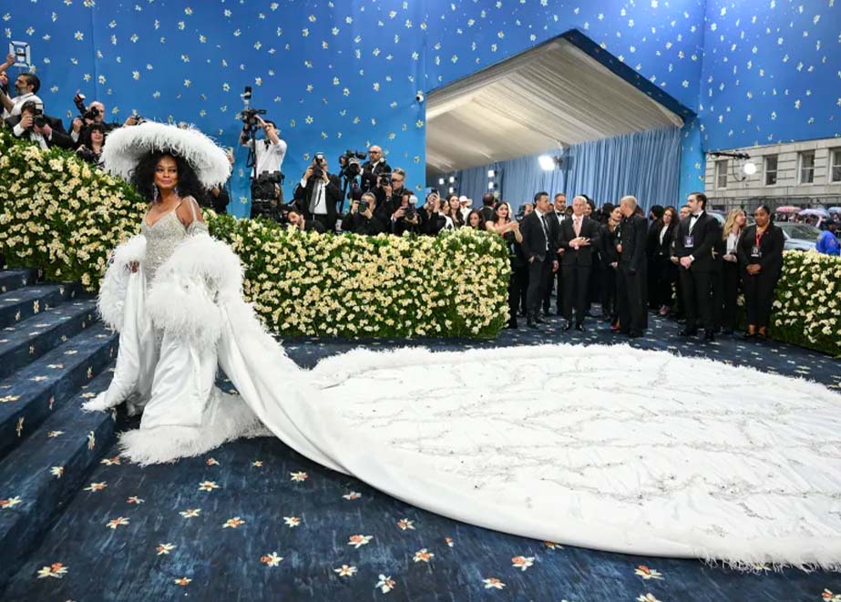 Diana Ross trug bei der Met Gala 2025 ein Kleid mit einer 5,5 Meter langen Schleppe.GETTY Images Diana Ross trug bei der Met Gala 2025 ein Kleid mit einer 5,5 Meter langen Schleppe.GETTY Images