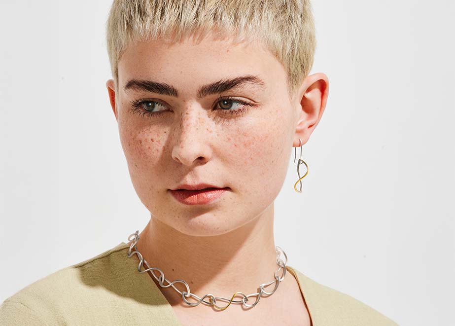 Manu Schmuck unedliche Bewegung