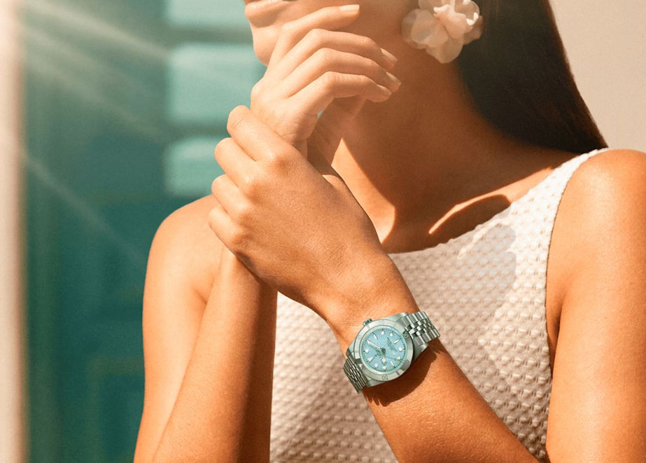 Sommer in Blau: Wie TUDOR mit Farbe neue Impulse setzt