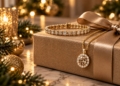 Tennisarmband und Anhänger mit champagnerfarbenen Diamanten in Gelbgold auf einem goldfarben verpackten Weihnachtsgeschenk
