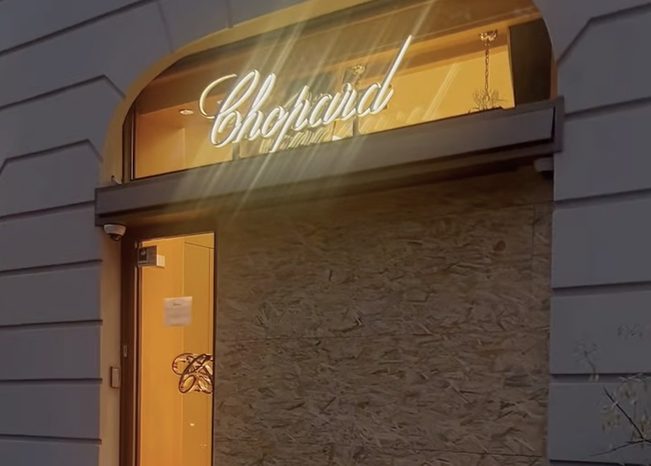Mit Sperrholz gesichertes Schaufenster einer Chopard-Boutique