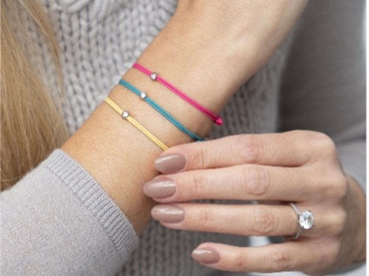 Armbänder von Mandana in Pink, Türkis und Gelb am Handgelenk