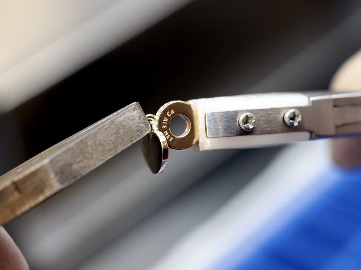 Fertigung bei Pandora: Detail der Schmuckproduktion