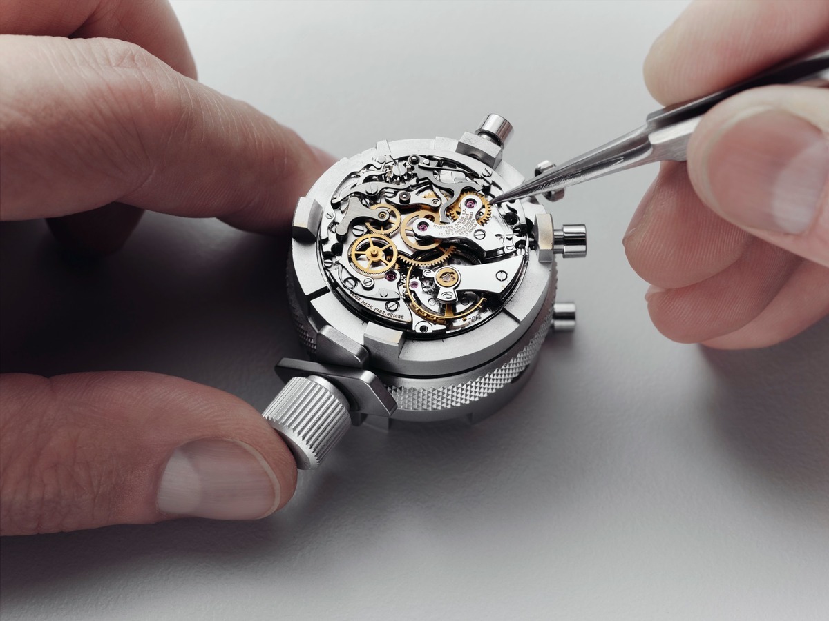Uhrmacher arbeitet am Werk eines Rolex Vintage-Chronographen