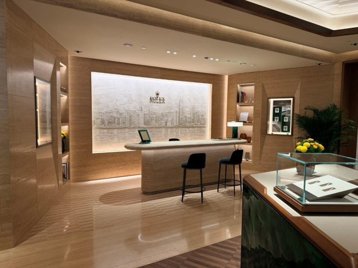 Empfangsbereich der Rolex-Boutique von Bucherer in Hongkong mit Relief der Hongkonger Skyline