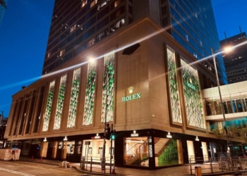 Außenansicht der neuen Rolex-Boutique von Bucherer im Mandarin Oriental Hongkong bei Dämmerung