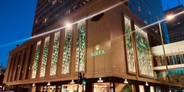 Außenansicht der neuen Rolex-Boutique von Bucherer im Mandarin Oriental Hongkong bei Dämmerung