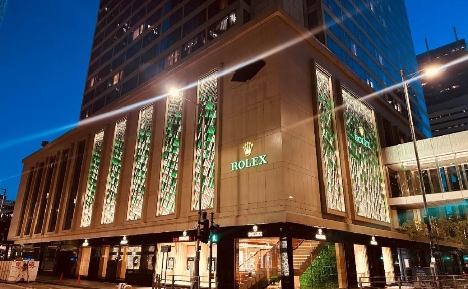 Außenansicht der neuen Rolex-Boutique von Bucherer im Mandarin Oriental Hongkong bei Dämmerung