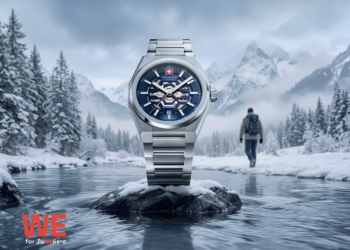 Swiss Military Hanowa Typhoon mit blauem Zifferblatt auf einem verschneiten Felsen in einem Gebirgsfluss