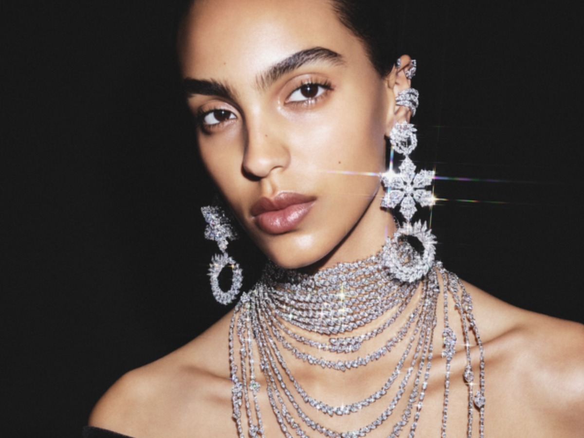 Model mit funkelndem Swarovski-Statement-Schmuck für die Festtage